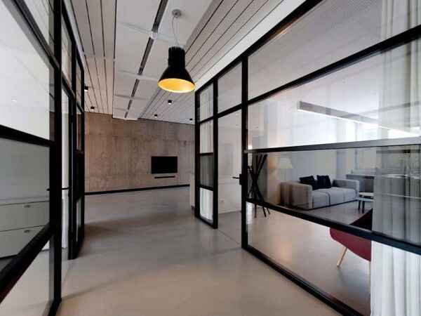 โต๊ะทำงานสีอ่อนในบรรยากาศเรียบง่าย สว่าง และเป็นระเบียบ